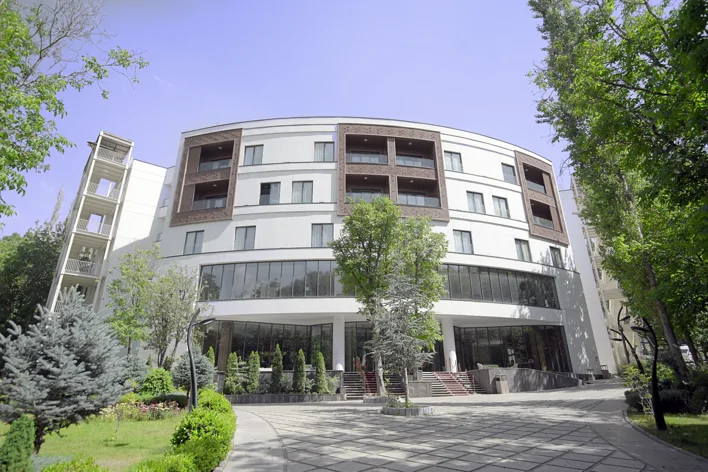 نمای بیرونی و محوطه